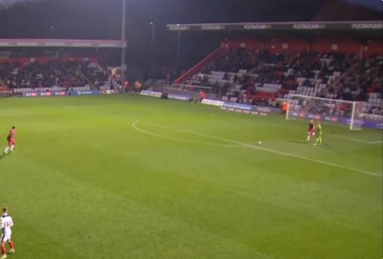 Απίθανο γκολ στην Αγγλία: Κρύφτηκε στα δίχτυα, έκλεψε και σκόραρε, θυμίζοντας… Μπουχαλάκη (vid)