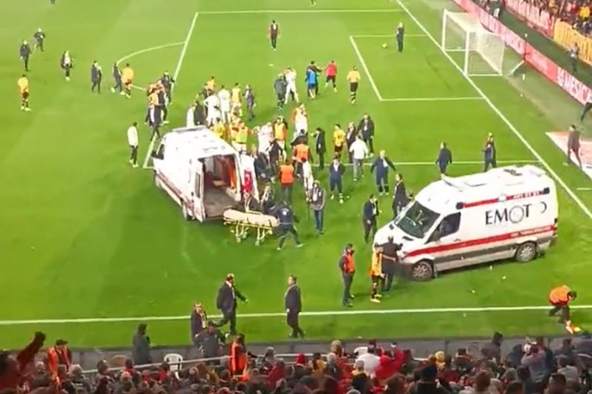 Τρομακτικές εικόνες στην Τουρκία: Οπαδοί τραυματίστηκαν σοβαρά μετά από ρίψη φωτοβολίδων (vid)