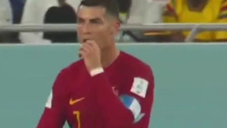 Ο Ρονάλντο έβγαλε κάτι από τα… αχαμνά του, το έφαγε και προκάλεσε απορίες