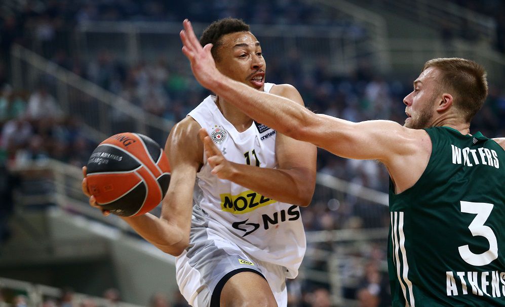 Ντάντε Έξαμ: «Διαφορετική η κουλτούρα στην Ευρώπη, πέφτουν… βροχή τα αντικείμενα»