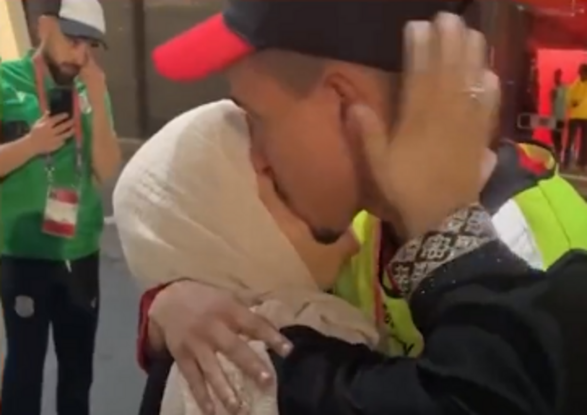 Μητέρα ταξίδεψε στο Κατάρ για να κάνει έκπληξη στον σεκιουριτά γιο της (vid)