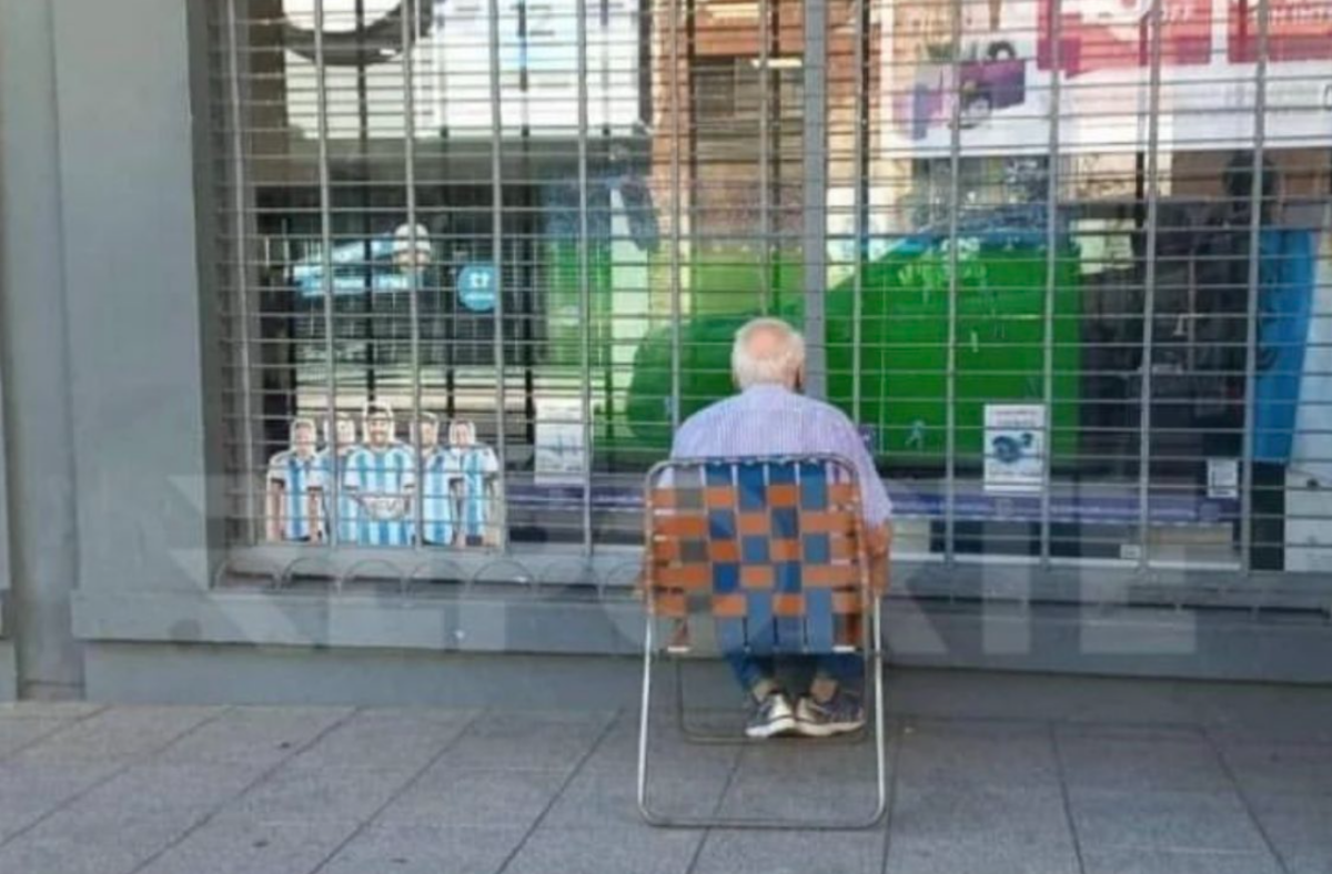 Αργεντινή: Ηλικιωμένος παρακολούθησε αγώνα σε… βιτρίνα καταστήματος (pic)