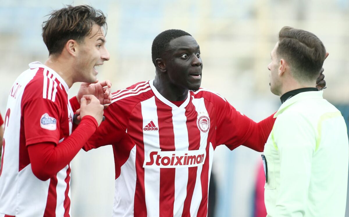 Ο Ολυμπιακός Β’ αποχώρησε, οριστική διακοπή στο ματς με την Καλλιθέα – Οι φάσεις που διαμαρτύρεται (vids)