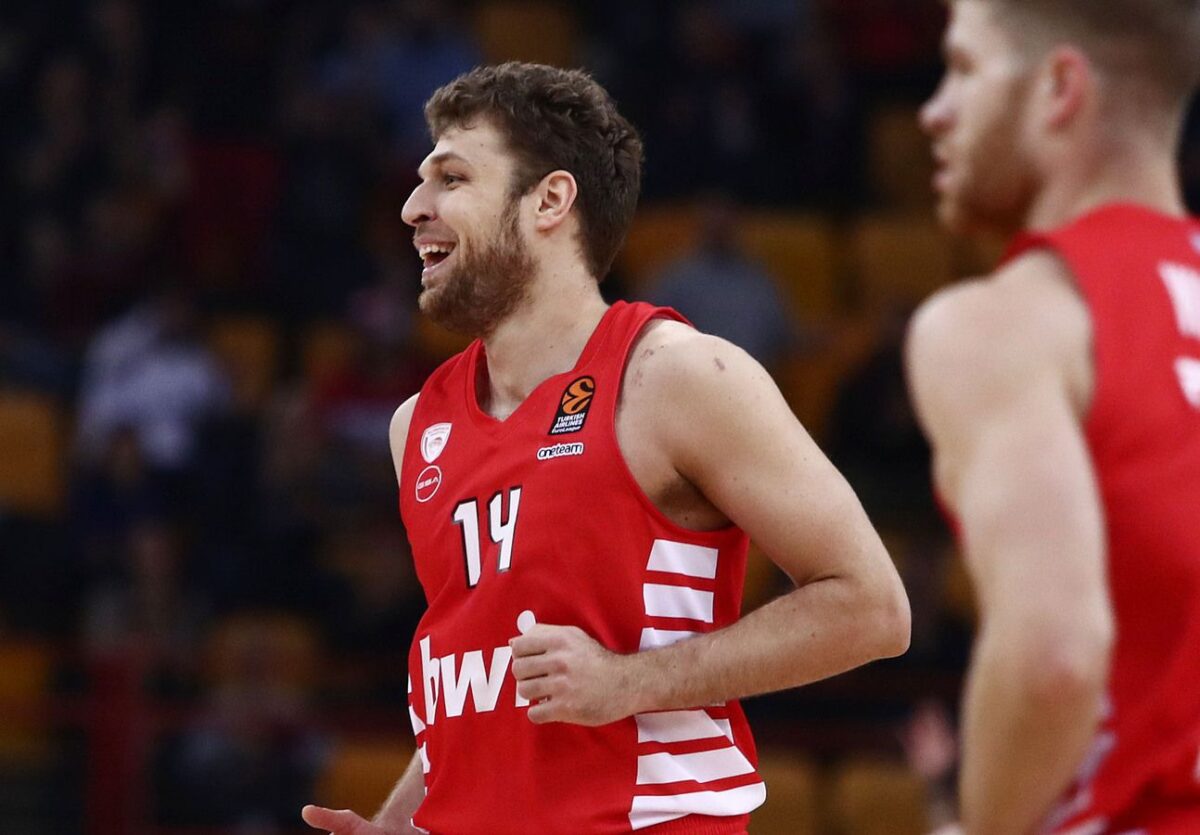 Απίστευτος Βεζένκοφ: Πέτυχε μόνος του 13 πόντους στην πρώτη περίοδο και όλη η Φενέρ 11