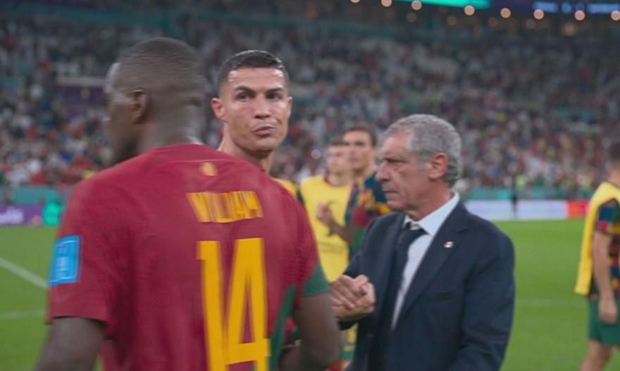 Ούτε να τον κοιτάξει: Ο Κριστιάνο στράβωσε τη μούρη του στη χειραψία του Σάντος (vid)