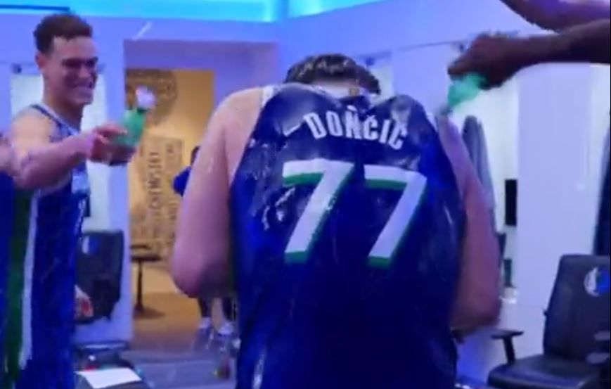 Ο Ντόντσιτς αποθεώθηκε και… μπουγελώθηκε από τους συμπαίκτες του (vid)
