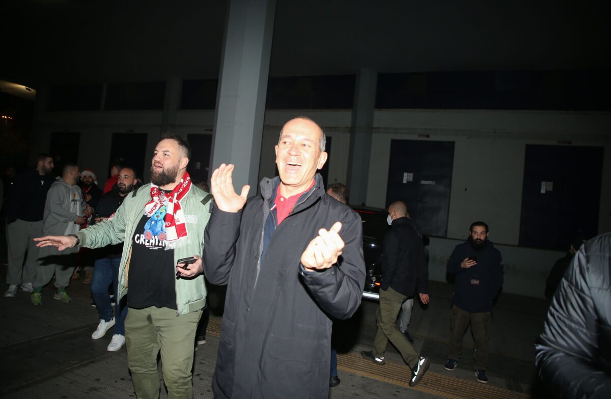 Χαμός στο ΣΕΦ από οπαδούς του Ολυμπιακού και Αγγελόπουλους: «Μέχρι τέλους οέ, οέ, οέ!» (vid)