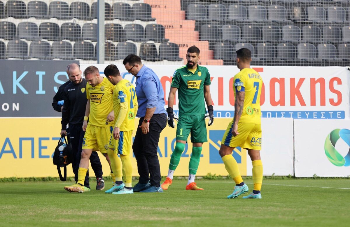 Παναιτωλικός: Έγινε αναγκαστική αλλαγή ο Μπακάκης, φόβοι για ρήξη χιαστού (vid)