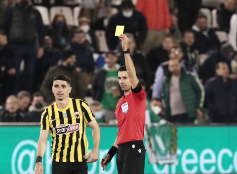Σπάει κάθε ρεκόρ στις κόκκινες ο διαιτητής του ΑΕΚ – Παναθηναϊκός