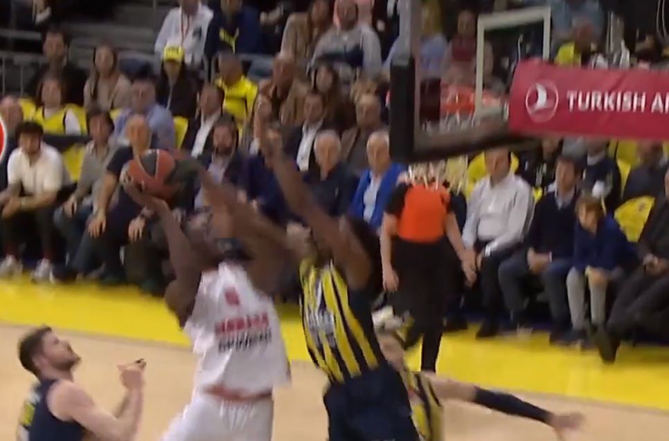 O Κώστας Αντετοκούνμπο «έσβησε τα φώτα» στον Μακουντού (vid)