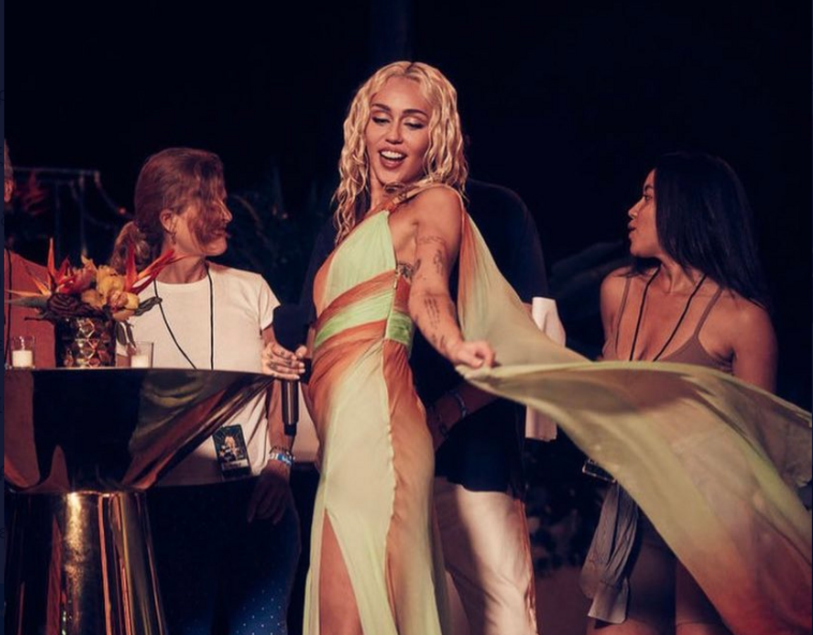 H Mάιλι Σάιρους… ντύθηκε Εμιλιάνο Μαρτίνες (pic)