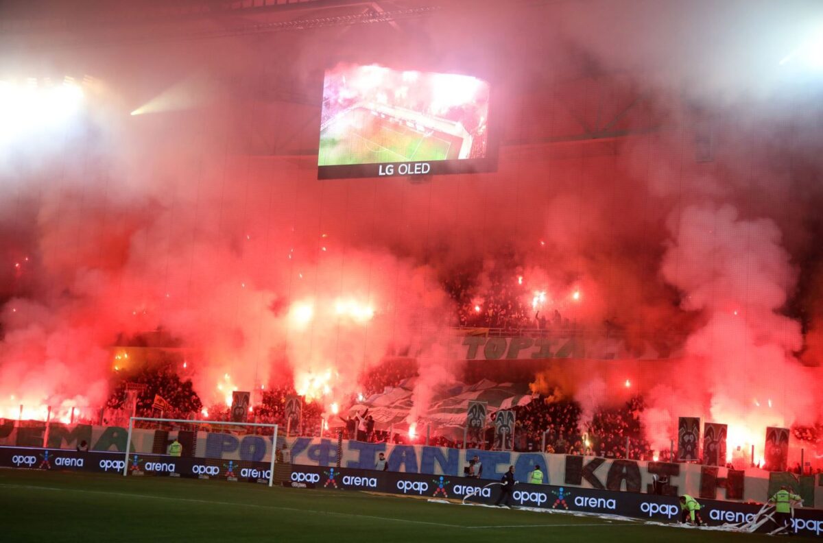 ΑΕΚ – Παναθηναϊκός: Η είσοδος των ομάδων στον αγωνιστικό χώρο – «Κάηκε» η OPAP Arena