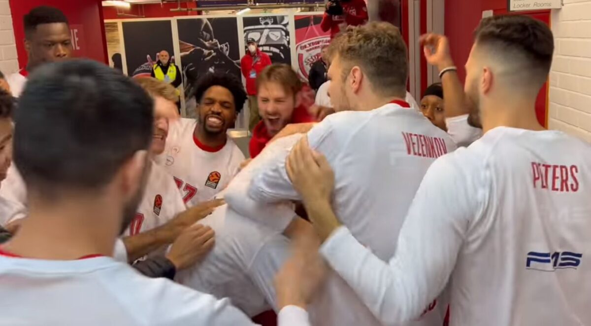 Το «ντου» των παικτών στον Λαρεντζάκη πριν τον αγώνα Ολυμπιαού – Αρμάνι (vid)