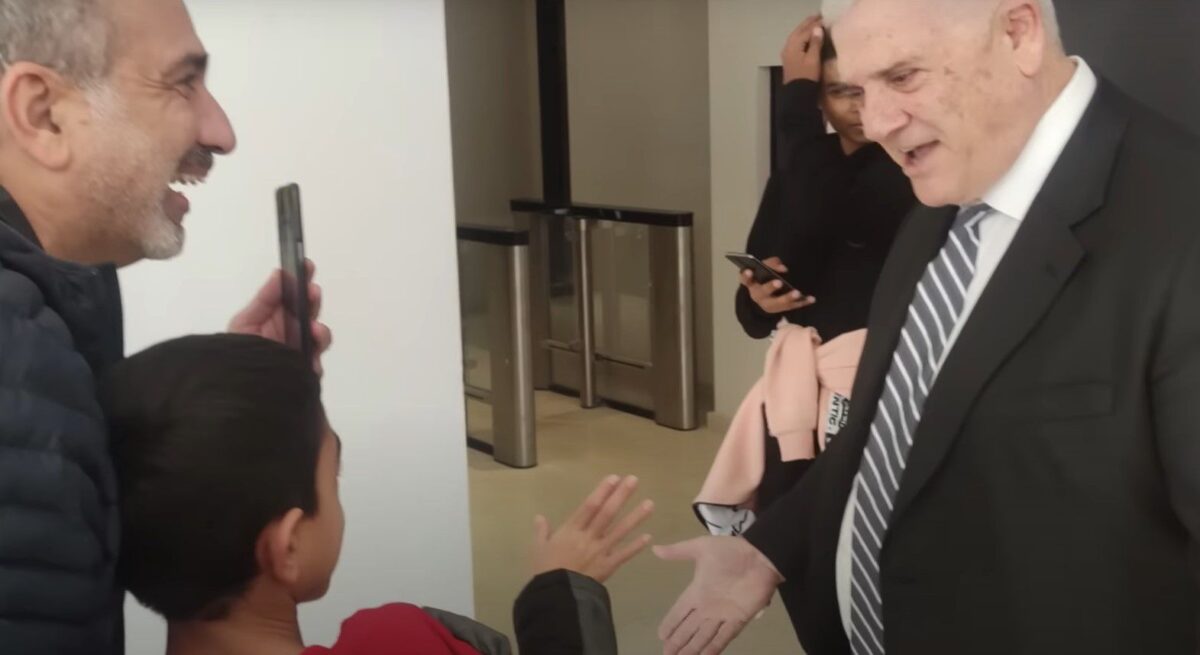 Επική ατάκα Μελισσανίδη σε πιτσιρικά της ΑΕΚ: «Ηρθες στο γήπεδο με κόκκινα; Πέταξε τα» (vid)