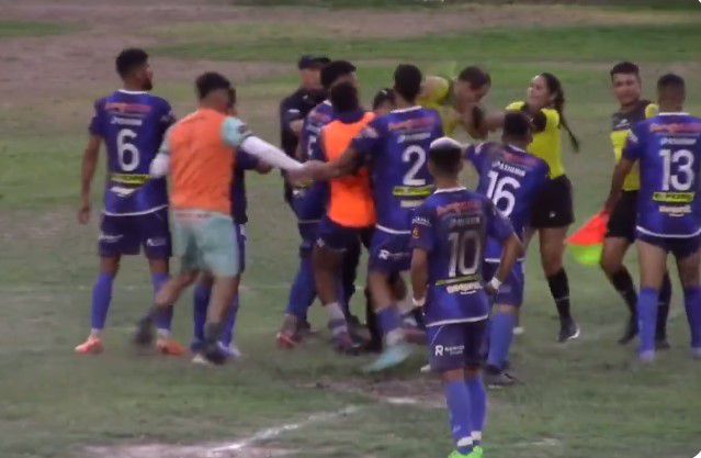 Επεισόδια στην Αργεντινή: Ατρόμητη η βοηθός, χρησιμοποίησε το σημαιάκι της για να απομακρύνει τους παίκτες (vid)