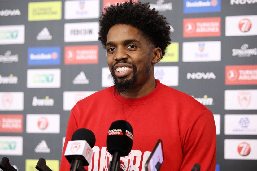 ΜακΚίσικ: «Να φορέσει κόκκινα ο κόσμος για να στείλει μήνυμα»