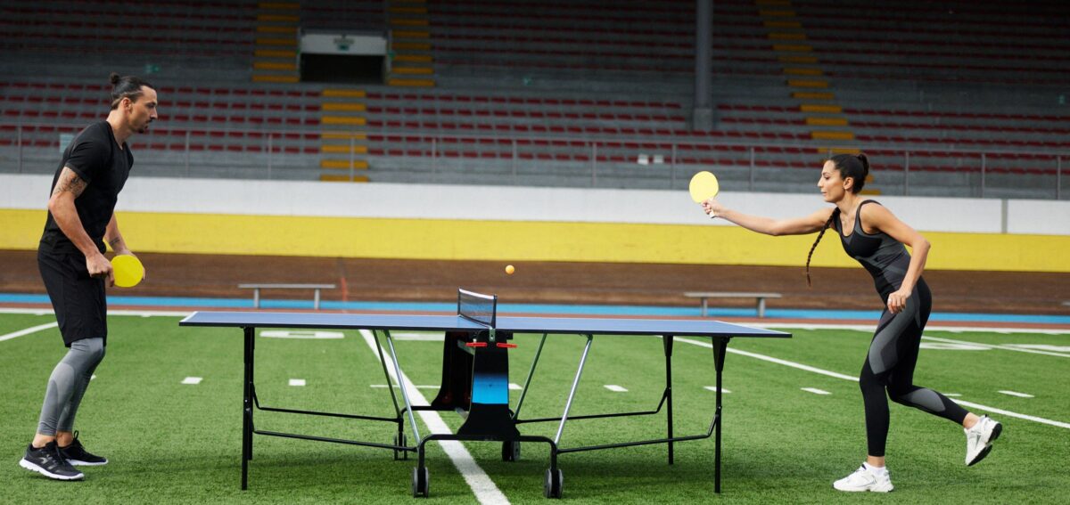 Νάντια Ναντίμ VS Ζλάταν Ιμπραΐμοβιτς: Οι δύο σταρ του ποδοσφαίρου «μονομάχησαν» στο πινγκ – πονγκ (vid)