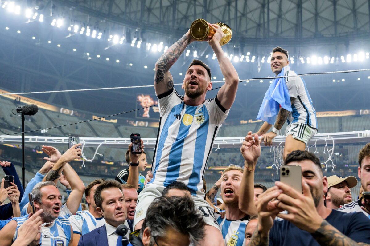 Ο Μέσι πανηγύρισε με ρέπλικα τρόπαιο σε μια ανάρτηση που έσπασε ρεκόρ στο Instagram