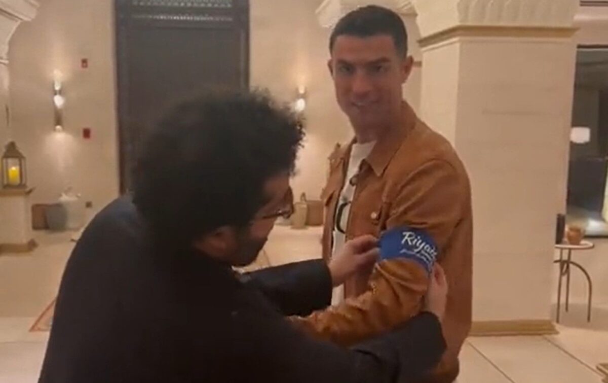 Η στιγμή που ο Κριστιάνο φοράει το περιβραχιόνιο του αρχηγού για το φιλικό αστέρων κόντρα σε Εμπαπέ – Μέσι (vid)