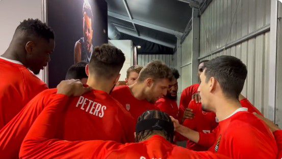 Ολυμπιακός: O… ταλαιπωρημένος Βεζένκοφ στο τελετουργικό πριν το τζάμπολ κόντρα στη Βίρτους Μπολόνια