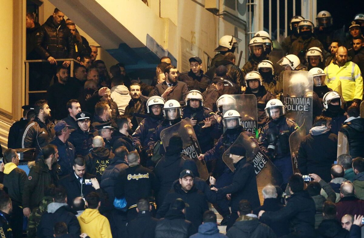 ΑΕΚ – Παναθηναϊκός: Ένταση οπαδών – αστυνομίας και δακρυγόνα έξω από την OPAP Arena