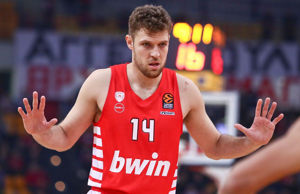 O Bεζένκοφ πήρε φόρα και την… έπεσε στον Λούντζη