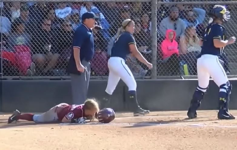 Σοκαριστικός ξυλοδαρμός μεταξύ συμπαικτριών στο σόφτμπολ μπροστά σε γονείς και προπονητές (vid)