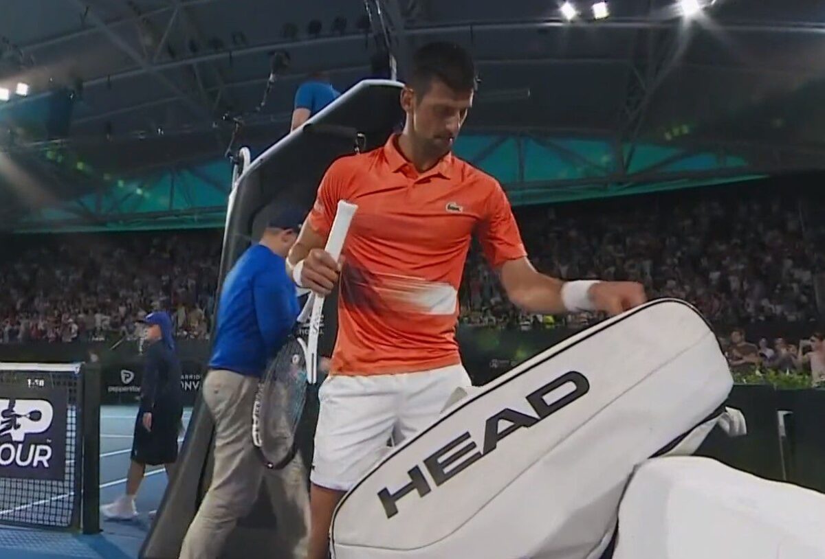 Ο Τζόκοβιτς έχασε το πρώτο σετ και ξέσπασε στον αδερφό και τον ατζέντη του (vid)