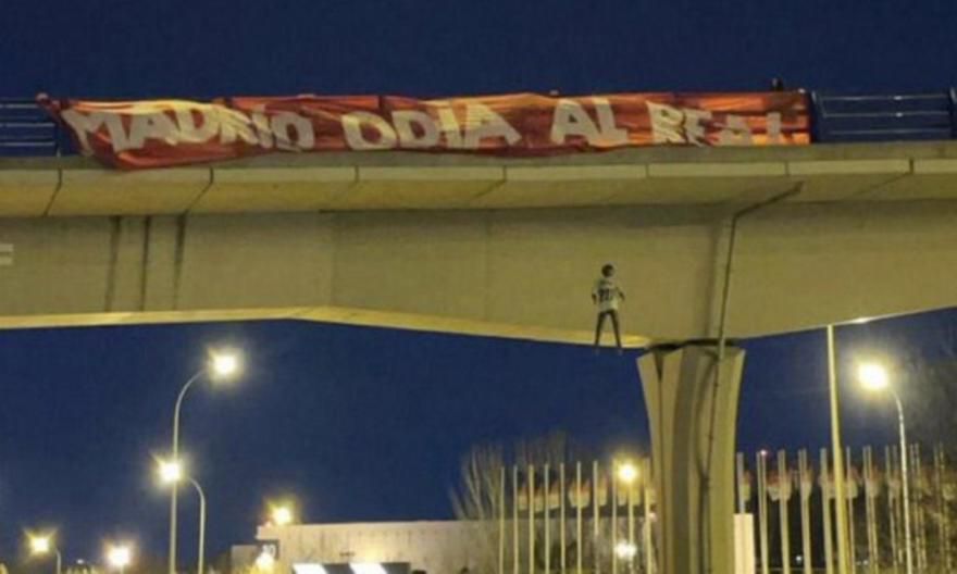 Δαχτυλικά αποτυπώματα κι στοιχεία DNA βρήκε η αστυνομία για το ομοίωμα που κρέμασαν οι οπαδοί της Ατλέτικο κατά του Βινίσιους (vid)