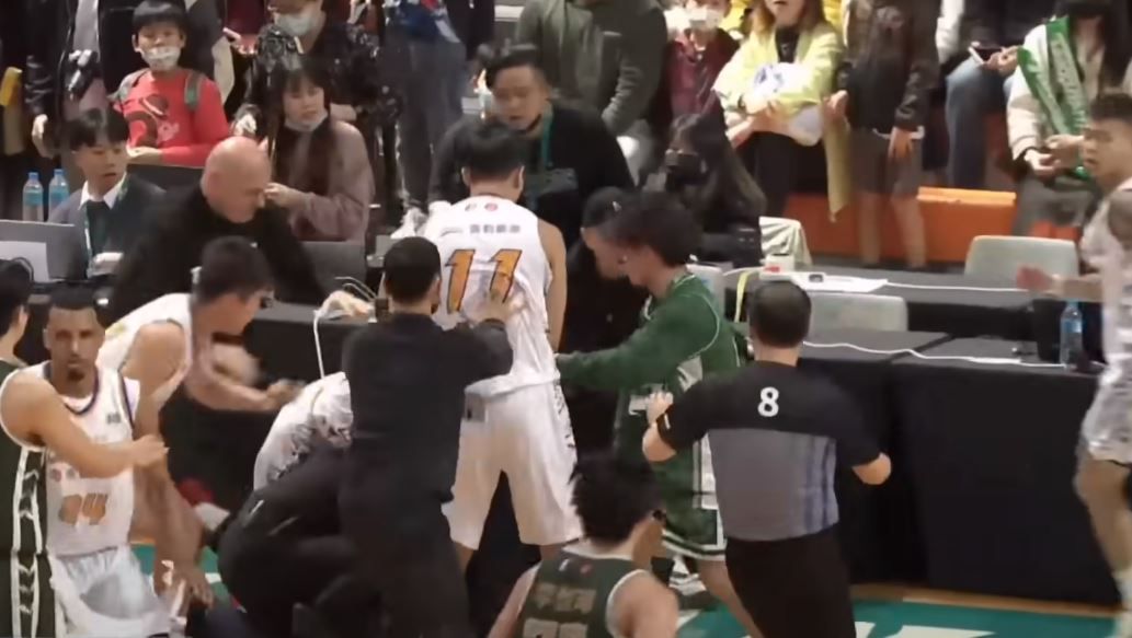 Απίστευτο ξύλο στην Ταϊβάν! Η ομάδα του Ντουάιτ Χάουαρντ νίκησε στο μπάσκετ και στο μποξ ταυτόχρονα (vid)