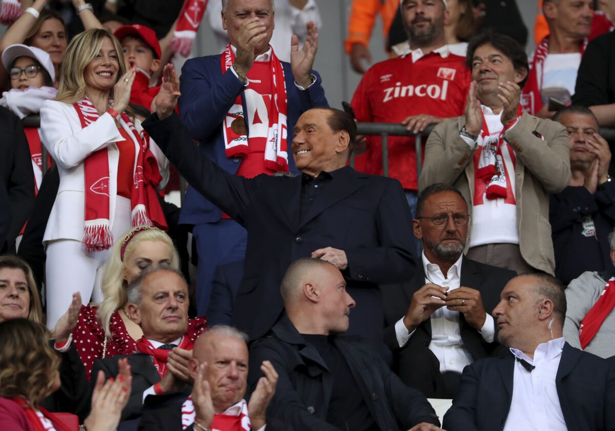 Ο Μπερλουσκόνι αναπνέει με μηχανική υποστήριξη – «Είναι βράχος θα τα καταφέρει κι αυτή την φορά», λέει η οικογένειά του