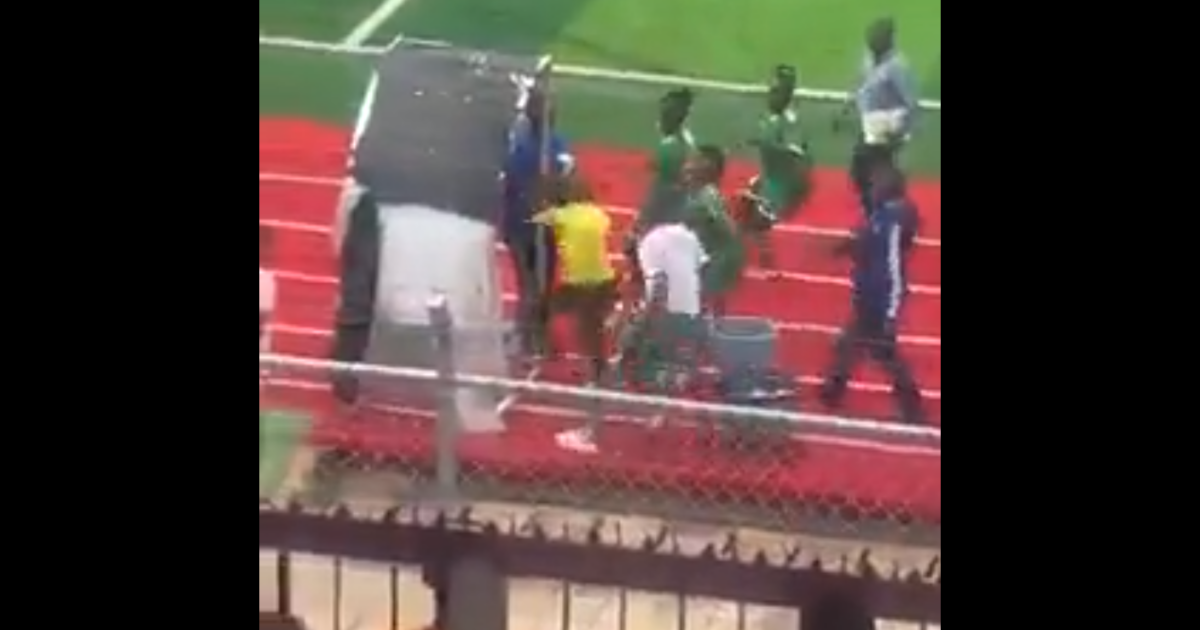 Διαιτητής τις… έφαγε από την γυναικεία ομάδα της Μαζέμπε για ένα πέναλτι (vid)