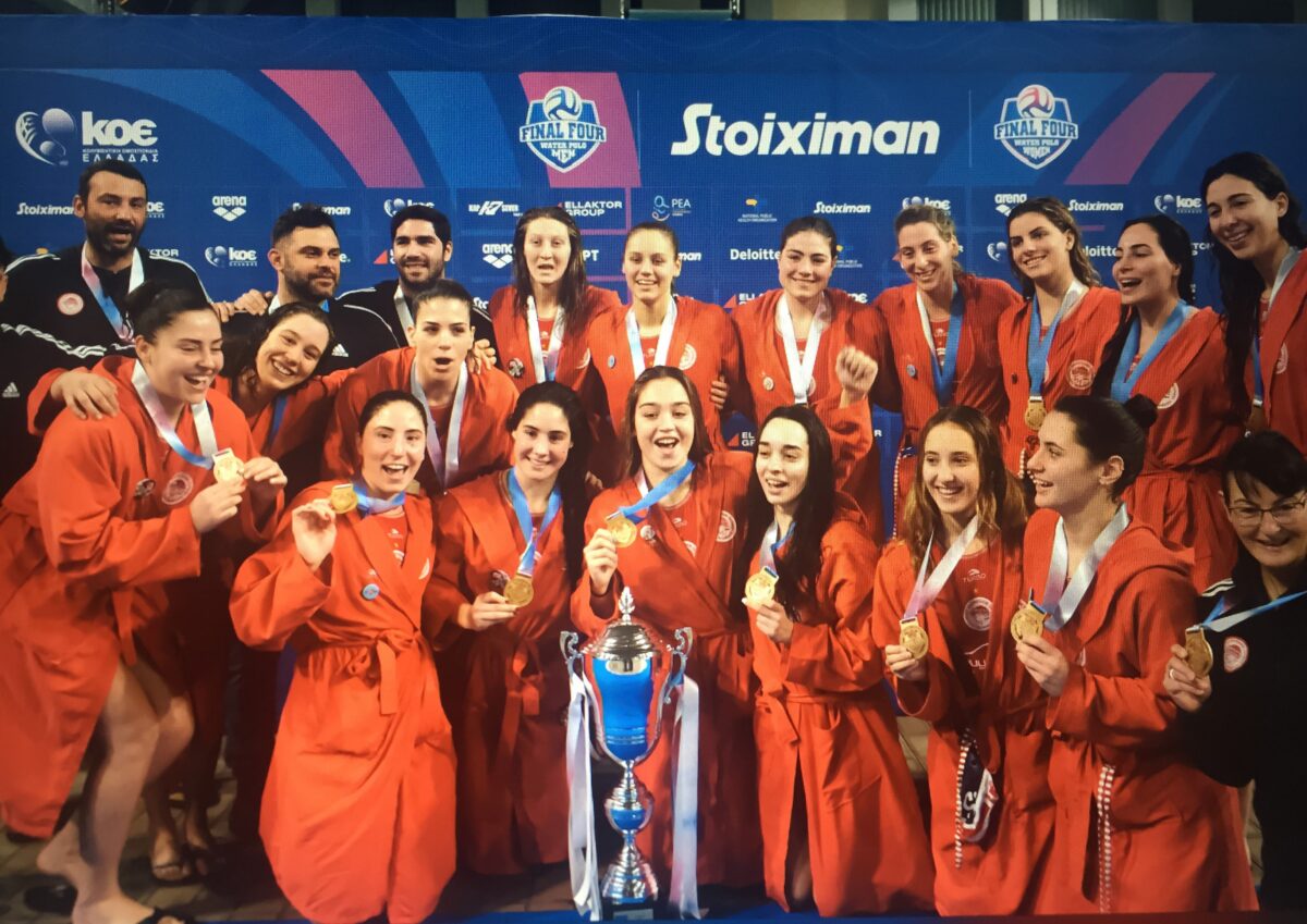 Πόλο γυναικών: Η απονομή του Κυπέλλου στον Ολυμπιακό (vid)