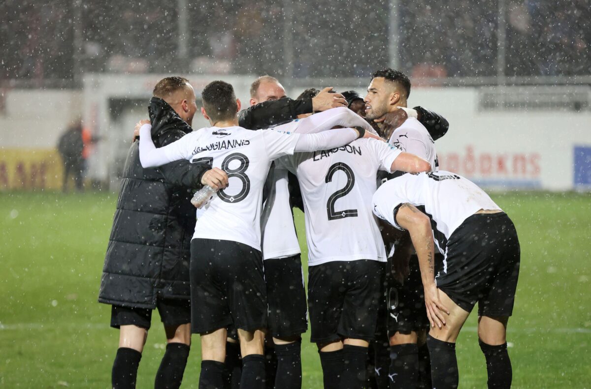 Τρέλα από τους οπαδούς του ΟΦΗ: Πανηγύριζαν μέσα στη βροχή!