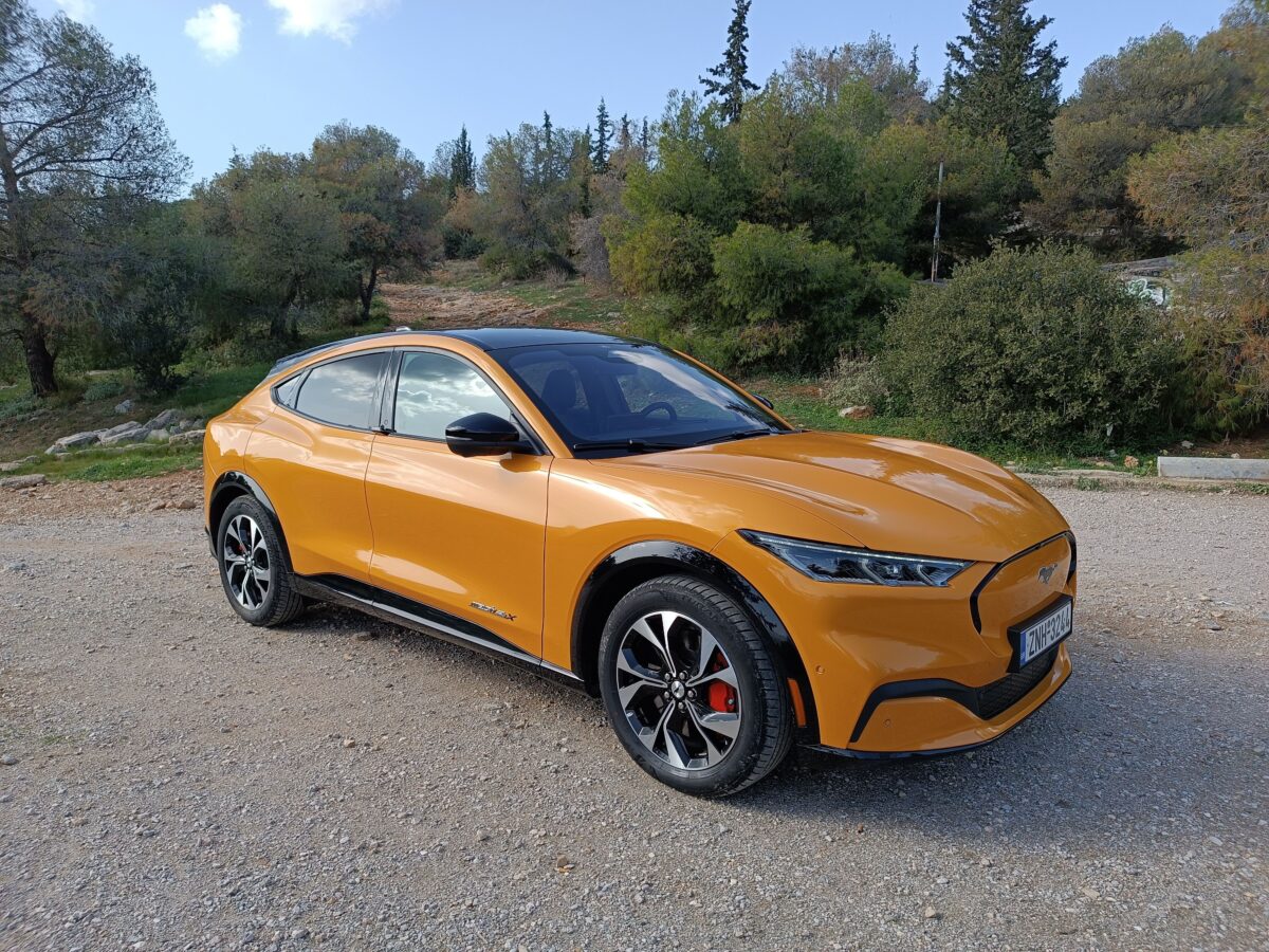 Στο τιμόνι της ηλεκτρικής Ford Mustang Mach-E των 351 ίππων