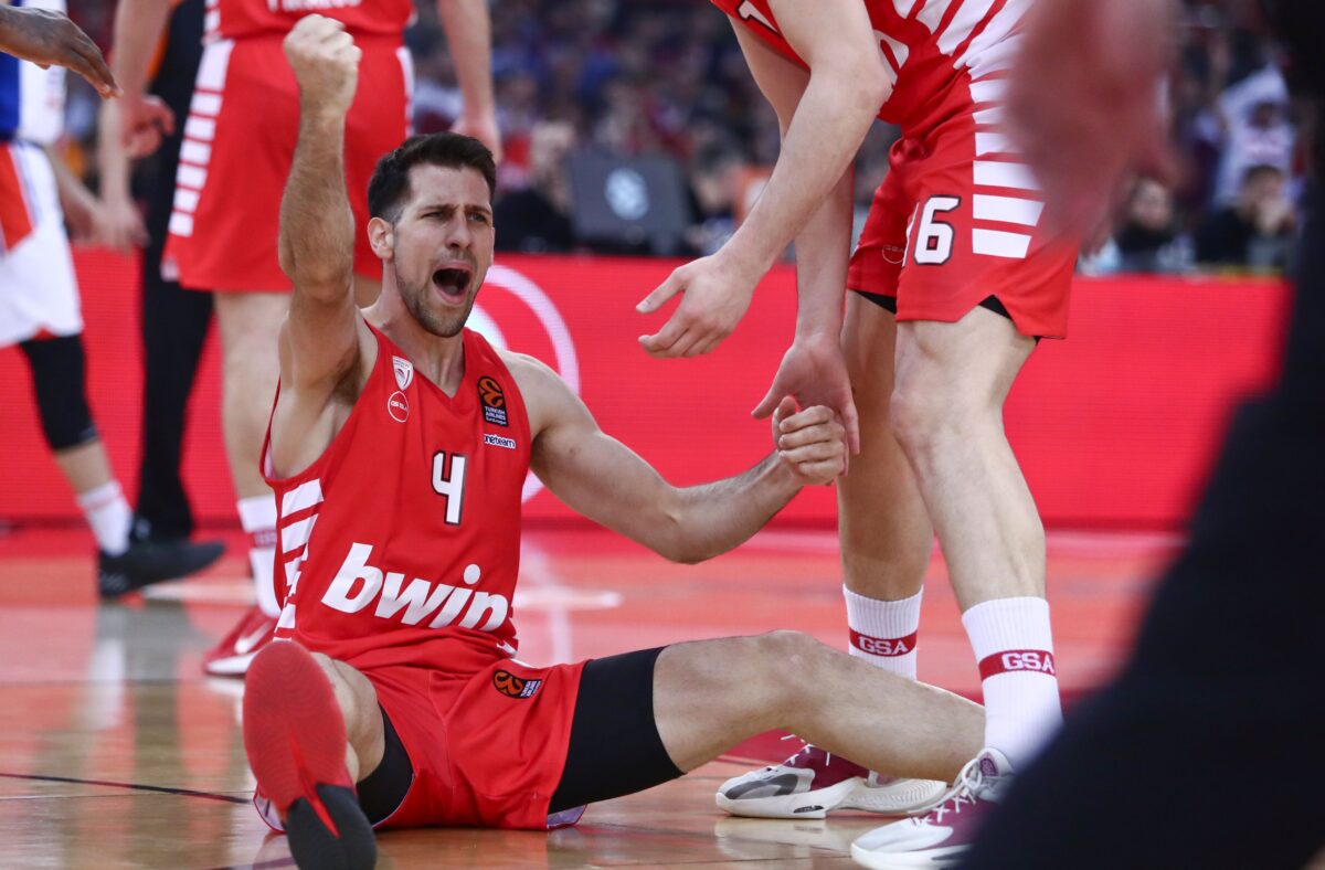 Όταν το ΣΕΦ σείστηκε με την ιαχή «Λούντζη, ψυχάρα, Ολυμπιακάρα» (vid)