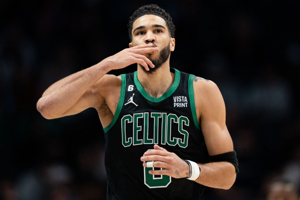 Δύο τρίποντα, το κρίσιμο του Έντουαρντς και το εντυπωσιακό του Τέιτουμ, στην κορυφή του Top 10