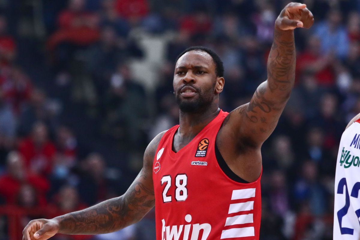 Ολυμπιακός – Εφές: Ο Μπλακ «έσβησε τα φώτα» στον Κλάιμπερν (vid)