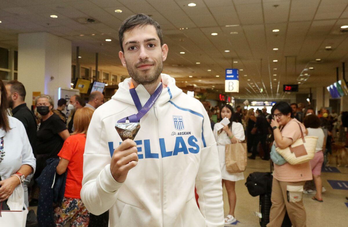 Μίλτος Τεντόγλου: Viral το τραγούδι για το ρεκόρ του – «Τους πετσόκοψε γερά, τα είχε 20 κιλά» (vid)