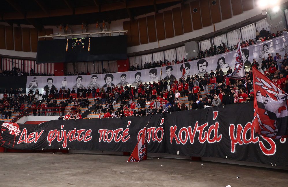 Οι παίκτες του Ολυμπιακού τίμησαν τη μνήμη των θυμάτων της «Θύρας 7»