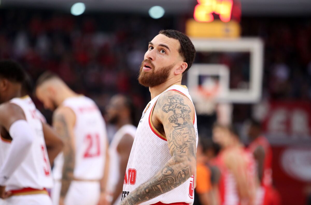 O Μάικ Τζέιμς… αυτομαστιγώθηκε στο twitter για το λάθος του κόντρα στη Ρεάλ