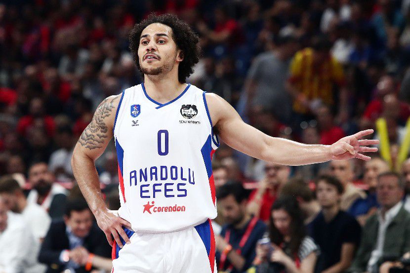 Λάρκιν: «Να… χτυπήσουμε πρώτοι απέναντι στον Ολυμπιακό»