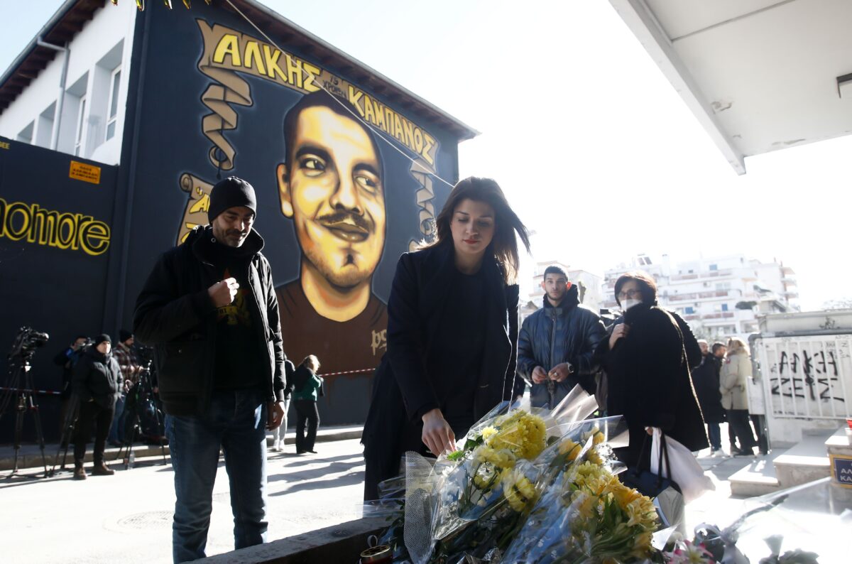 Πλήθος κόσμου και μεγάλη συγκίνηση στο τρισάγιο για τη μνήμη του Άλκη (vids)