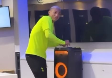 Ο Ριτσάρλισον απολαμβάνει το νέο του «παιχνίδι», κάνοντας τον DJ (vid)