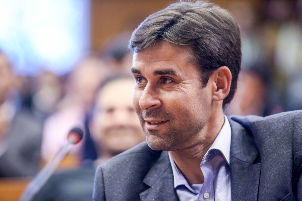 «Ξεσάλωσε» το Twitter για τον Τσιάρτα μετά την «αποκήρυξη» από μητέρα και αδερφή – «Δεν θα τον ψηφίσει ούτε η μάνα του»