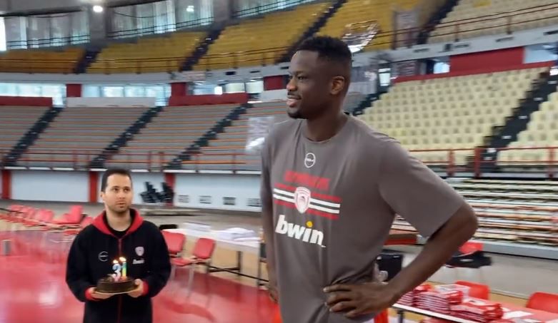 Κέρασε… χαμόγελο ο Μουσταφά Φαλ στο mini πάρτι γενεθλίων στο ΣΕΦ (vid)