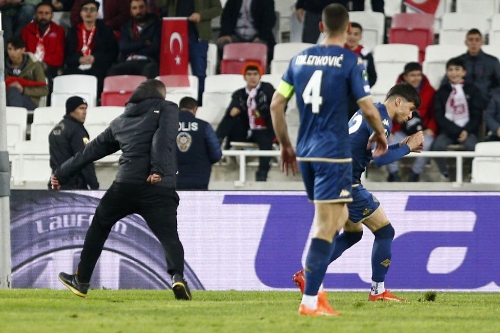 Οπαδός της Σίβασπορ έριξε μπουνιά στον Μπιάνκο και του έσπασε τη μύτη! (pic)