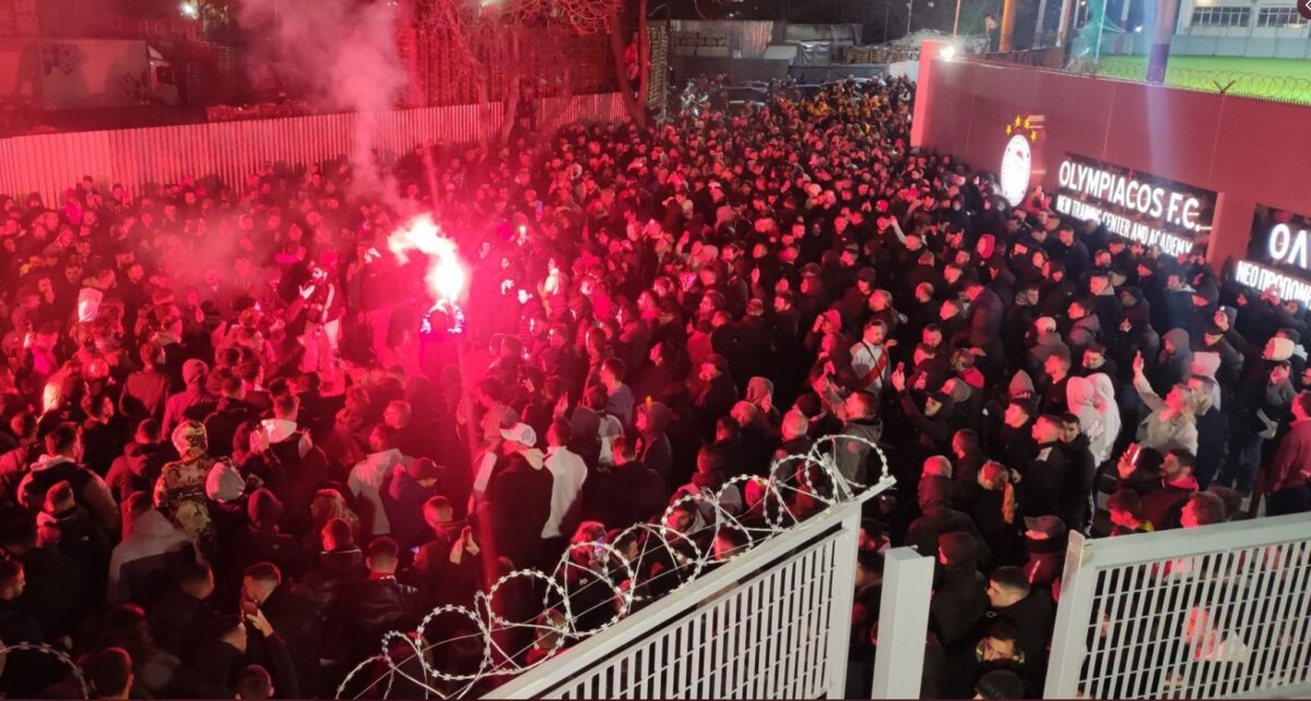 Αποθεωτική υποδοχή από τους οπαδούς του Ολυμπιακού για τους θριαμβευτές της «OPAP Arena» (vids)