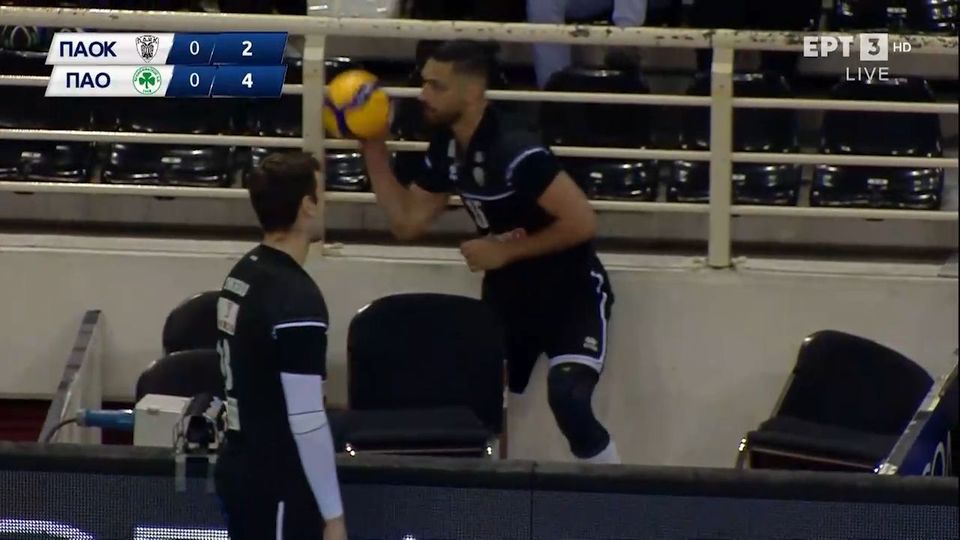 ΠΑΟΚ – ΠΑΟ: Ο Ράπτης πήδηξε πάνω από τις διαφημιστές πινακίδες για να βγάλει άμυνα!