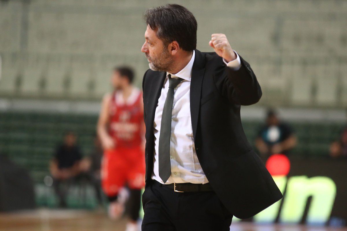 Ο Σερέλης έριξε γροθιά στο μαχαίρι και το λύγισε